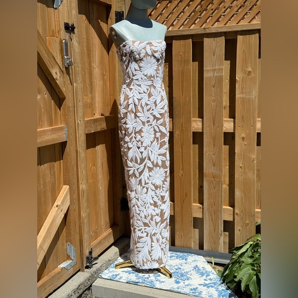 🆕 BRONX & BANCO 🧿 NWOT Dahlia Gown, White Sequin Floral Gown - Sz M US 6 - Picture 3 of 14